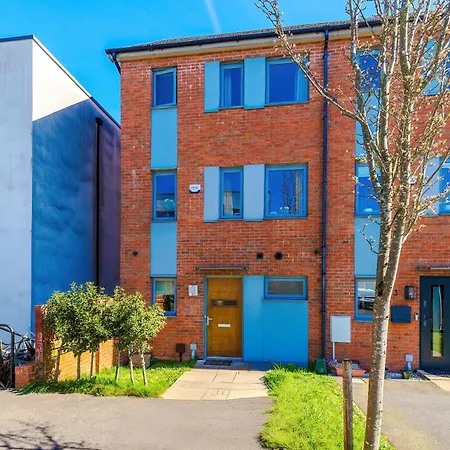 Stunning 5 Bedroom Townhouse In Salford, Free Parking, Sleeps Up To 11 Guests Manchester
