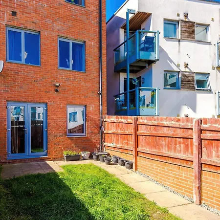 Stunning 5 Bedroom Townhouse In Salford, Free Parking, Sleeps Up To 11 Guests * Manchester
