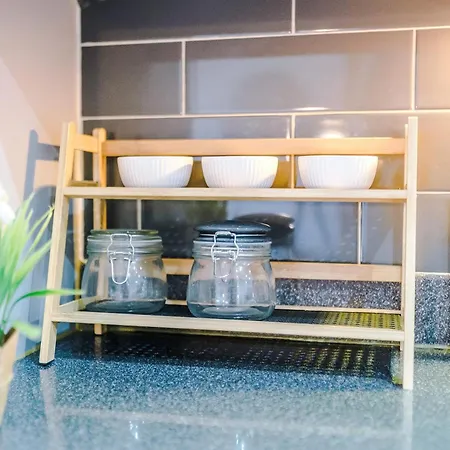 Stunning 5 Bedroom Townhouse In Salford, Free Parking, Sleeps Up To 11 Guests Manchester