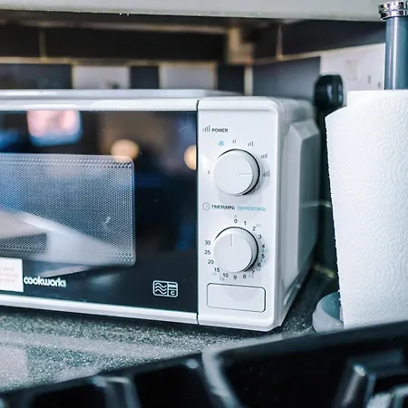 Huge 5 Bedroom Townhouse In Salford, Free Parking, Sleeps Up To 11 Guests * Manchester