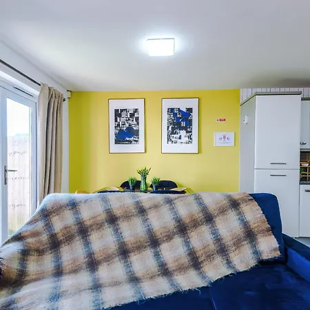 Stunning 5 Bedroom Townhouse In Salford, Free Parking, Sleeps Up To 11 Guests