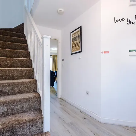 Apartment Huge 5 Bedroom Townhouse In Salford, Free Parking, Sleeps Up To 11 Guests Manchester