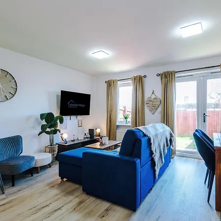 Huge 5 Bedroom Townhouse In Salford, Free Parking, Sleeps Up To 11 Guests *