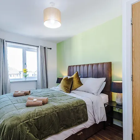 Huge 5 Bedroom Townhouse In Salford, Free Parking, Sleeps Up To 11 Guests * Manchester