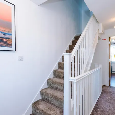 Stunning 5 Bedroom Townhouse In Salford, Free Parking, Sleeps Up To 11 Guests Lejlighed