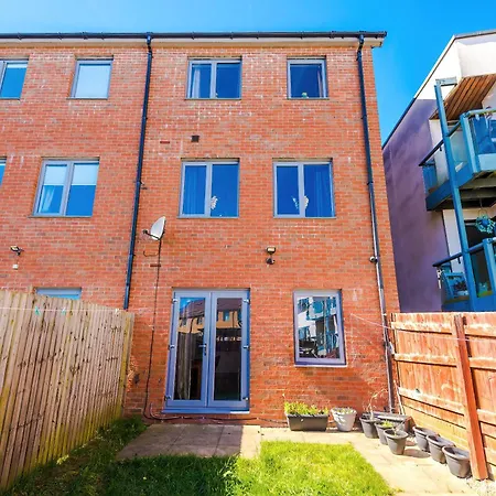 Apartment Stunning 5 Bedroom Townhouse In Salford, Free Parking, Sleeps Up To 11 Guests