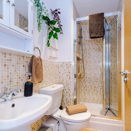 Huge 5 Bedroom Townhouse In Salford, Free Parking, Sleeps Up To 11 Guests Manchester