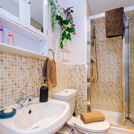 Huge 5 Bedroom Townhouse In Salford, Free Parking, Sleeps Up To 11 Guests