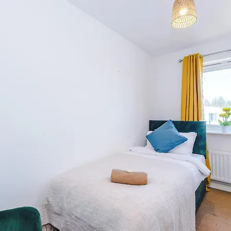 Huge 5 Bedroom Townhouse In Salford, Free Parking, Sleeps Up To 11 Guests *