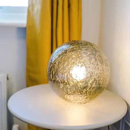 Huge 5 Bedroom Townhouse In Salford, Free Parking, Sleeps Up To 11 Guests