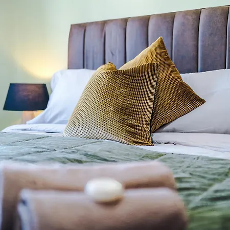 Huge 5 Bedroom Townhouse In Salford, Free Parking, Sleeps Up To 11 Guests *