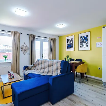 Stunning 5 Bedroom Townhouse In Salford, Free Parking, Sleeps Up To 11 Guests Manchester