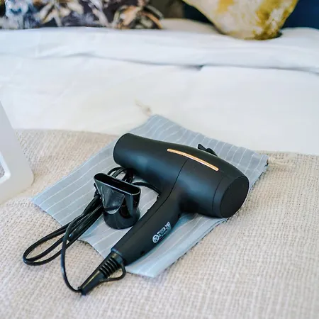 Huge 5 Bedroom Townhouse In Salford, Free Parking, Sleeps Up To 11 Guests * Manchester