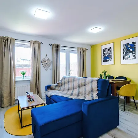 Stunning 5 Bedroom Townhouse In Salford, Free Parking, Sleeps Up To 11 Guests