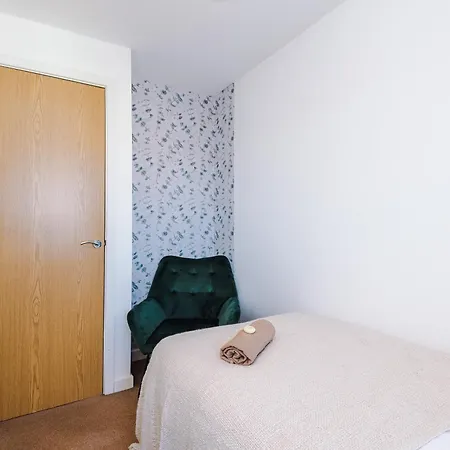 Huge 5 Bedroom Townhouse In Salford, Free Parking, Sleeps Up To 11 Guests Lejlighed