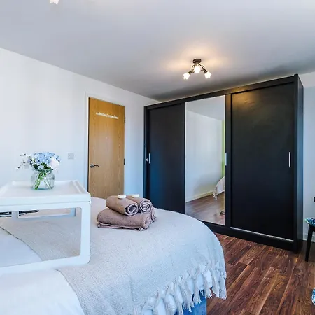 Apartment Stunning 5 Bedroom Townhouse In Salford, Free Parking, Sleeps Up To 11 Guests