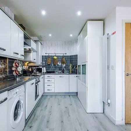 Stunning 5 Bedroom Townhouse In Salford, Free Parking, Sleeps Up To 11 Guests Apartment *