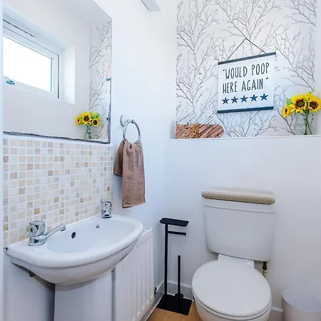 Huge 5 Bedroom Townhouse In Salford, Free Parking, Sleeps Up To 11 Guests