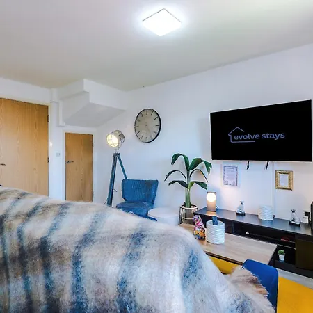 Stunning 5 Bedroom Townhouse In Salford, Free Parking, Sleeps Up To 11 Guests Apartment