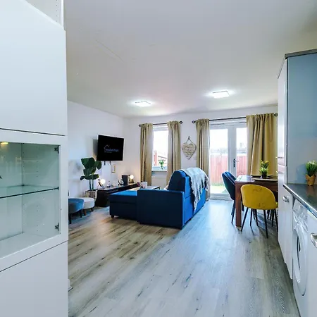 Stunning 5 Bedroom Townhouse In Salford, Free Parking, Sleeps Up To 11 Guests * Manchester