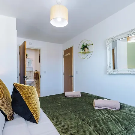 Stunning 5 Bedroom Townhouse In Salford, Free Parking, Sleeps Up To 11 Guests Lejlighed