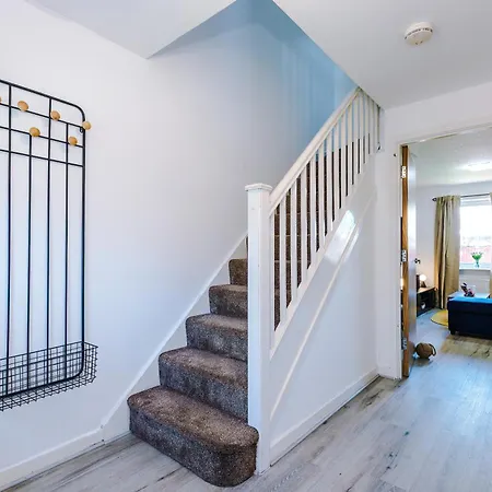 Huge 5 Bedroom Townhouse In Salford, Free Parking, Sleeps Up To 11 Guests *