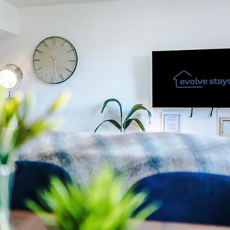 Stunning 5 Bedroom Townhouse In Salford, Free Parking, Sleeps Up To 11 Guests