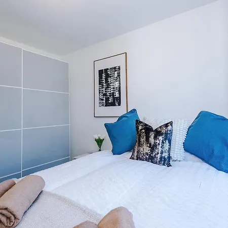 Apartment Stunning 5 Bedroom Townhouse In Salford, Free Parking, Sleeps Up To 11 Guests