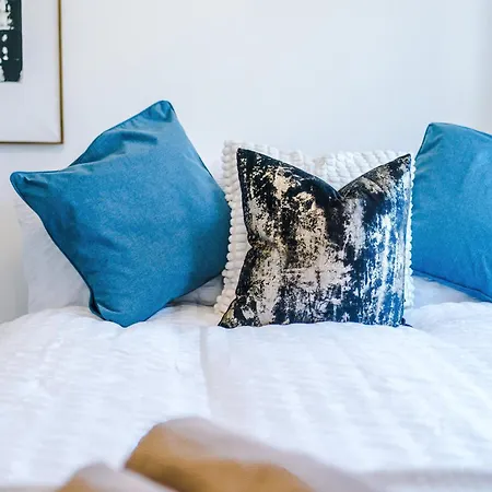 Huge 5 Bedroom Townhouse In Salford, Free Parking, Sleeps Up To 11 Guests *