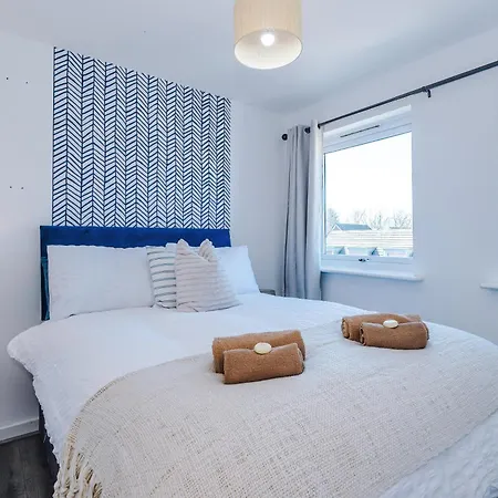 Stunning 5 Bedroom Townhouse In Salford, Free Parking, Sleeps Up To 11 Guests