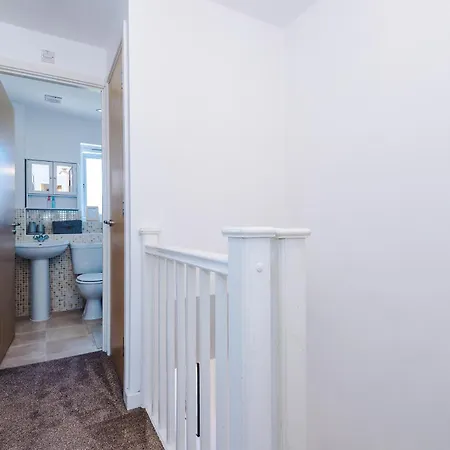 公寓 Huge 5 Bedroom Townhouse In Salford, Free Parking, Sleeps Up To 11 Guests