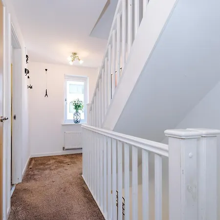 Huge 5 Bedroom Townhouse In Salford, Free Parking, Sleeps Up To 11 Guests Apartment *