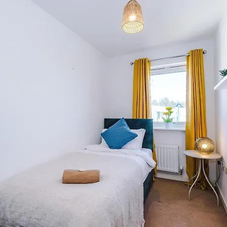 Huge 5 Bedroom Townhouse In Salford, Free Parking, Sleeps Up To 11 Guests Apartment Manchester