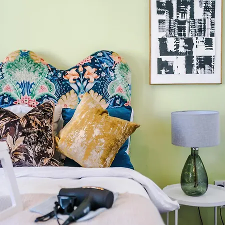 Huge 5 Bedroom Townhouse In Salford, Free Parking, Sleeps Up To 11 Guests *