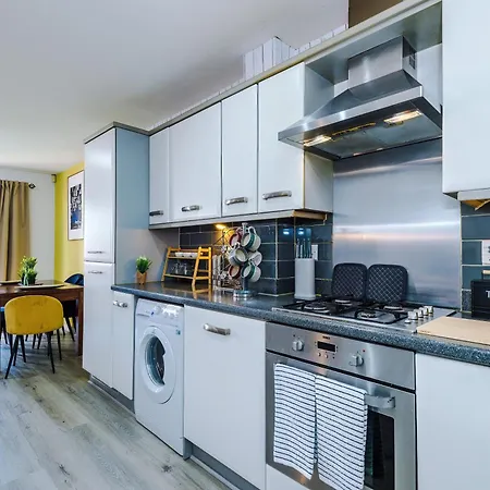 Stunning 5 Bedroom Townhouse In Salford, Free Parking, Sleeps Up To 11 Guests Manchester