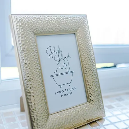 Huge 5 Bedroom Townhouse In Salford, Free Parking, Sleeps Up To 11 Guests * Manchester