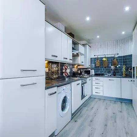 Stunning 5 Bedroom Townhouse In Salford, Free Parking, Sleeps Up To 11 Guests Lejlighed