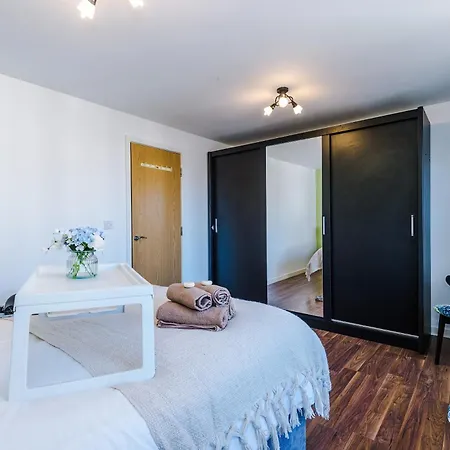 Huge 5 Bedroom Townhouse In Salford, Free Parking, Sleeps Up To 11 Guests Apartment Manchester