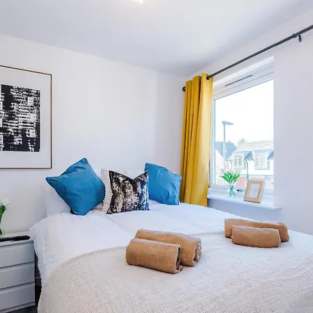 Apartment Stunning 5 Bedroom Townhouse In Salford, Free Parking, Sleeps Up To 11 Guests Manchester