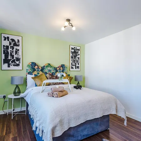 Huge 5 Bedroom Townhouse In Salford, Free Parking, Sleeps Up To 11 Guests *