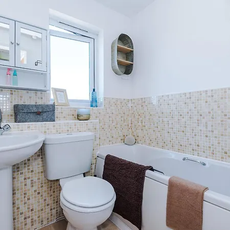 Huge 5 Bedroom Townhouse In Salford, Free Parking, Sleeps Up To 11 Guests * Manchester