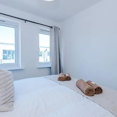 Stunning 5 Bedroom Townhouse In Salford, Free Parking, Sleeps Up To 11 Guests Manchester