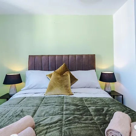 Stunning 5 Bedroom Townhouse In Salford, Free Parking, Sleeps Up To 11 Guests Apartment *
