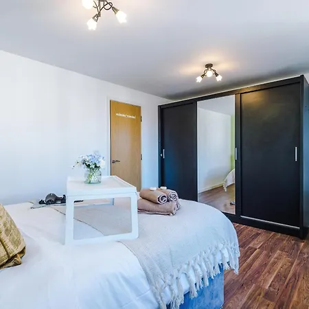 Stunning 5 Bedroom Townhouse In Salford, Free Parking, Sleeps Up To 11 Guests