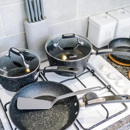 Апартаменты Incredible 4bedroom In Salford, Game Room, Free Parking, Smart Tv