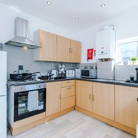 Game Room, Free Parking, Spacious 4 Bedroom In Salford Apartment