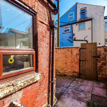 Game Room, Free Parking, Spacious 4 Bedroom In Salford Apartment *