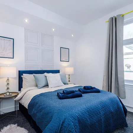 4Br Home, Sleeps 7, Free Parking, Ideal For Groups & Contractors Daire Manchester