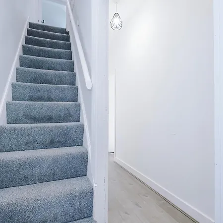 Daire 4Br Home, Sleeps 7, Free Parking, Ideal For Groups & Contractors *