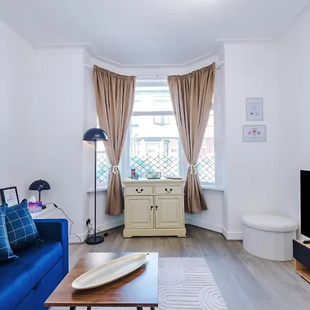 Game Room, Free Parking, Spacious 4 Bedroom In Salford Apartment *